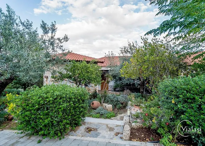 Apart-hotel Yialasi 3*